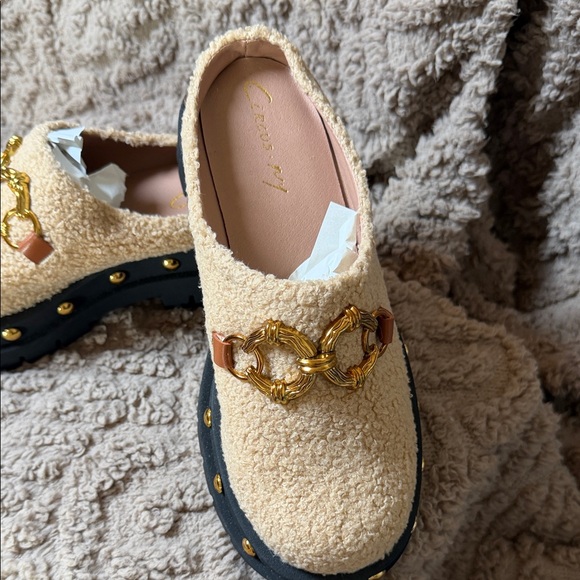 Circus by Sam Edelman Cream and Black Loafers with Gold Details - Picture 3 of 14